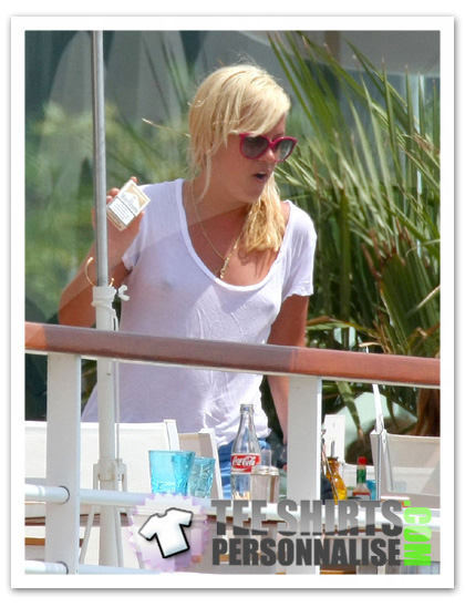 Lilly Allen en tee-shirt blanc